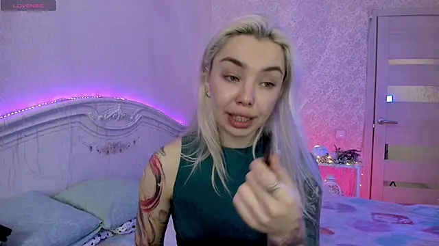 Snapshot of LillyMoure_ chatting on 13, 11, 2025 LillyMoure online show from 13, 11, 2025