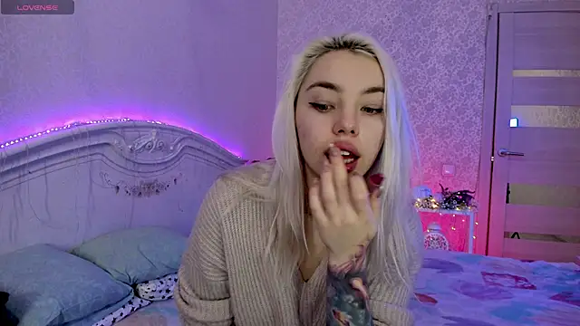 Snapshot of LillyMoure_ chatting on 15, 11, 2025 LillyMoure online show from 15, 11, 2025