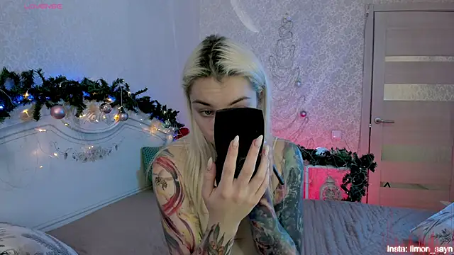 Snapshot of LillyMoure_ chatting on 15, 12, 2025 LillyMoure online show from 15, 12, 2025