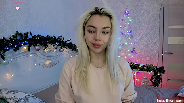 Snapshot of LillyMoure_ chatting on 15, 12, 2025 LillyMoure online show from 15, 12, 2025