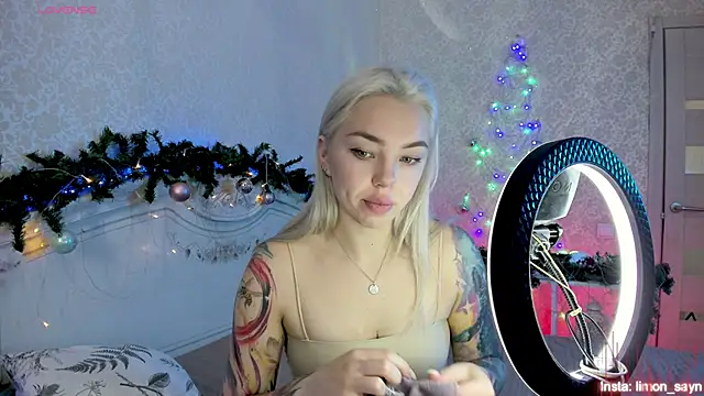 Snapshot of LillyMoure_ chatting on 19, 12, 2025 LillyMoure online show from 19, 12, 2025