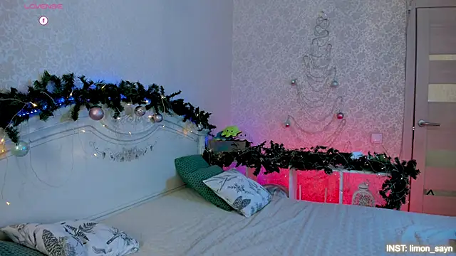 Snapshot of LillyMoure_ chatting on 6, 1, 2026 LillyMoure online show from 6, 1, 2026