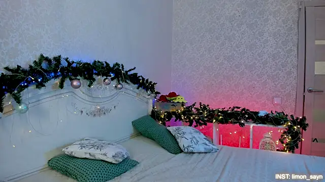 Snapshot of LillyMoure_ chatting on 12, 1, 2026 LillyMoure online show from 12, 1, 2026