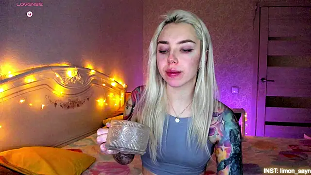 Snapshot of LillyMoure_ chatting on 4, 3, 2026 LillyMoure online show from 4, 3, 2026