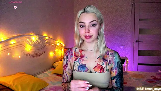 Snapshot of LillyMoure_ chatting on 7, 3, 2026 LillyMoure online show from 7, 3, 2026