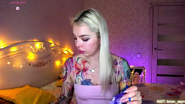 Snapshot of LillyMoure_ chatting on 8, 3, 2026 LillyMoure online show from 8, 3, 2026