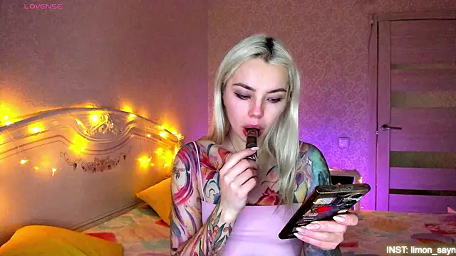 Snapshot of LillyMoure_ chatting on 9, 3, 2026 LillyMoure online show from 9, 3, 2026