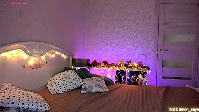 Snapshot of LillyMoure_ chatting on 1, 5, 2026 LillyMoure online show from 1, 5, 2026
