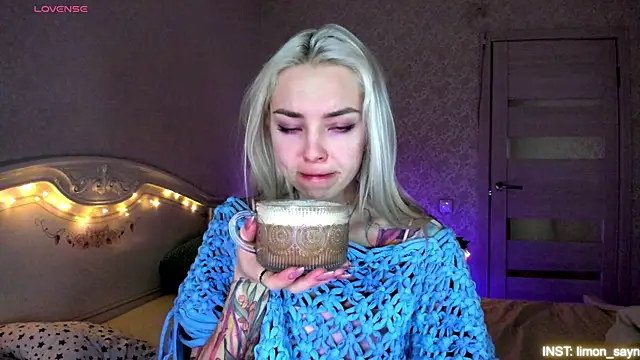 Snapshot of LillyMoure_ chatting on 19, 5, 2026 LillyMoure online show from 19, 5, 2026