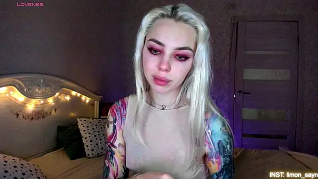 Snapshot of LillyMoure_ chatting on 29, 5, 2026 LillyMoure online show from 29, 5, 2026