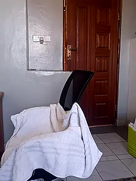 Prettybecs online show from 19, 2, 2025