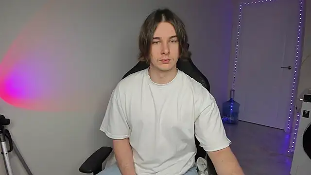 Snapshot of Vincent_Strong chatting on 20, 12, 2024 Vincent Strong online show from 20, 12, 2024