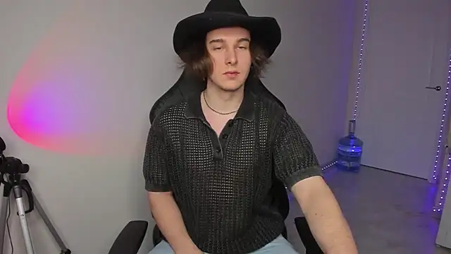 Snapshot of Vincent_Strong chatting on 5, 1, 2025 Vincent Strong online show from 5, 1, 2025