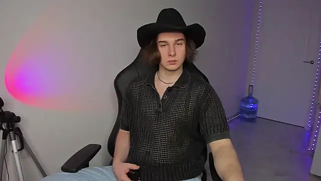 Snapshot of Vincent_Strong chatting on 5, 1, 2025 Vincent Strong online show from 5, 1, 2025