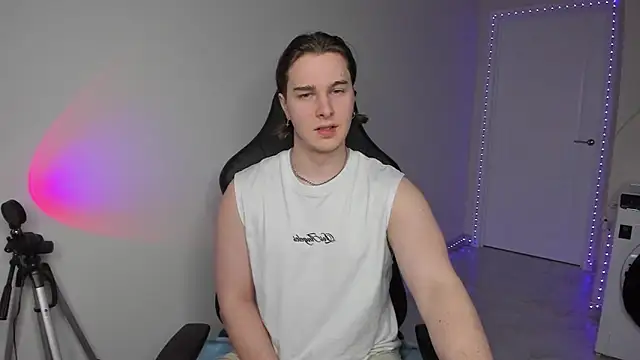 Snapshot of Vincent_Strong chatting on 3, 2, 2025 Vincent Strong online show from 3, 2, 2025