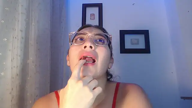 Snapshot of DaMikaela_ chatting on 5, 3, 2025 DaMikaela online show from 5, 3, 2025