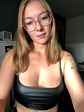 Snapshot of BunnyDiamond1 chatting on 24, 10, 2025 BunnyDiamond1 online show from 24, 10, 2025