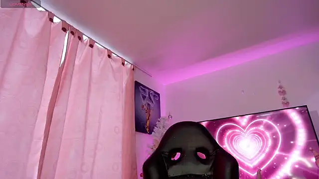 Snapshot of TiffanyBela chatting on 4, 12, 2025 TiffanyBela online show from 4, 12, 2025