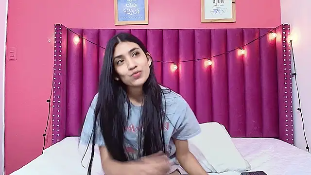 littlee emilyy  online show from 22, 1, 2025