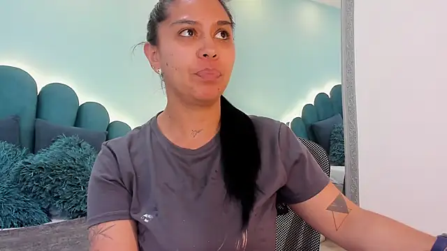 sharlott18 online show from 9, 4, 2026