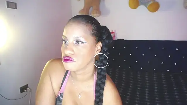 Snapshot of pamela_guzmaan chatting on 6, 11, 2025 pamela guzmaan online show from 6, 11, 2025