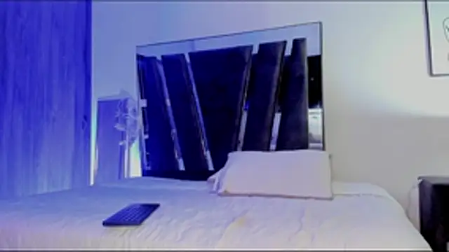 HollyEvanz online show from 27, 10, 2025