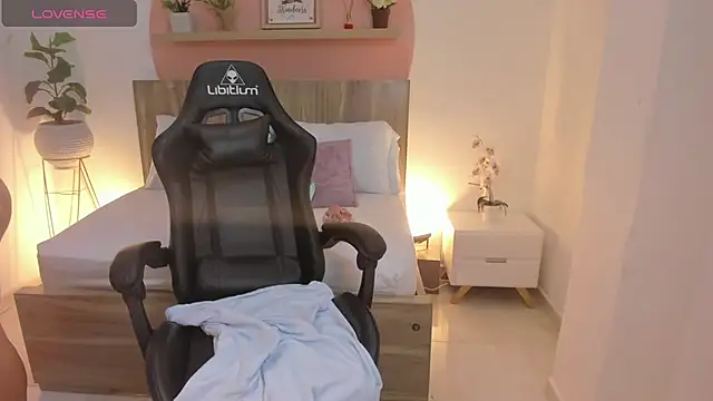 Snapshot of roseliam25 chatting on 5, 2, 2025 roseliam25 online show from 5, 2, 2025