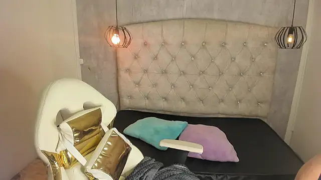 Alice Laurentt online show from 26, 2, 2025