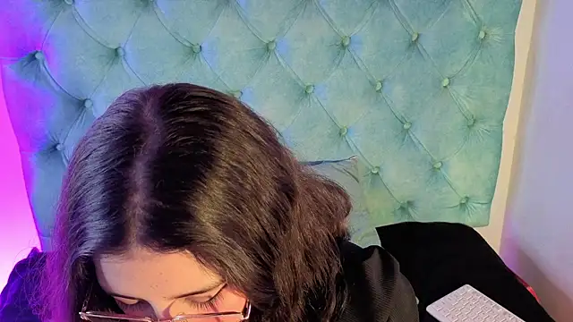 Paola Lyon  online show from 22, 4, 2026