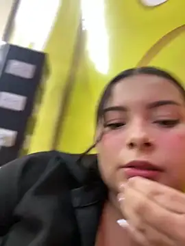 Snapshot of aneesa_darzi chatting on 8, 3, 2025 aneesa darzi online show from 8, 3, 2025