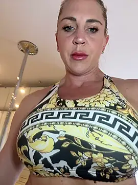 Snapshot of Kate-monroe chatting on 5, 5, 2026 Kate-monroe online show from 5, 5, 2026