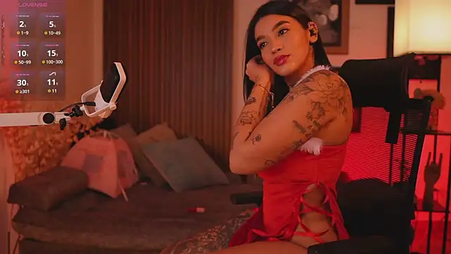 HannahW  online show from 7, 12, 2024