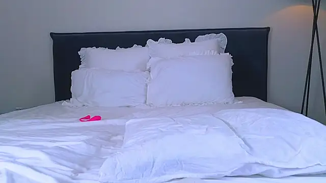 NicoleMarani online show from 9, 10, 2025