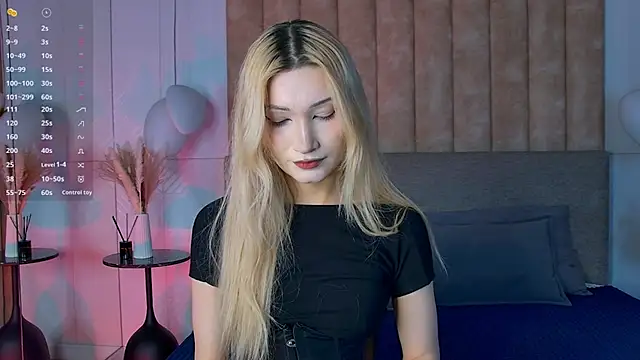 Snapshot of CarolReeves chatting on 18, 11, 2025 CarolReeves online show from 18, 11, 2025