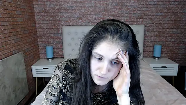 Holliy Cooper online show from 28, 1, 2025