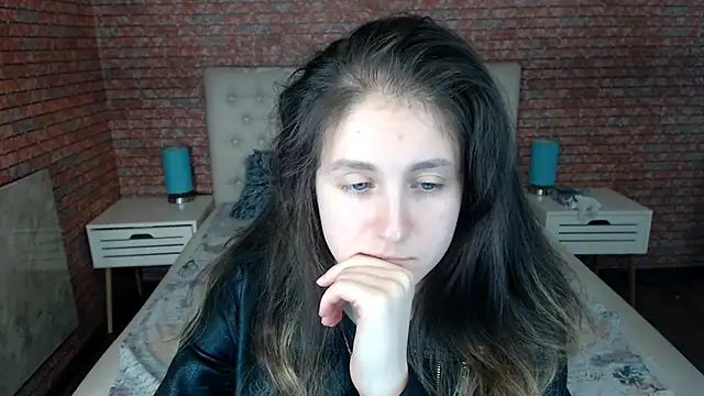 Holliy Cooper online show from 25, 9, 2025